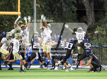 Thumbnail 3 in St. John Bosco vs Sierra Canyon photogallery.