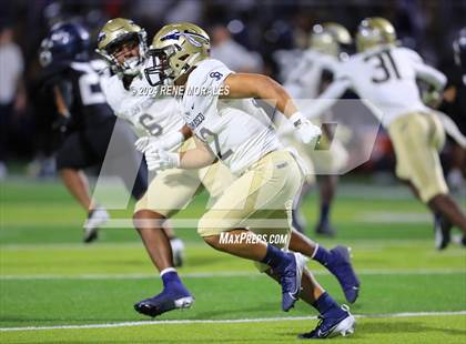 Thumbnail 2 in St. John Bosco vs Sierra Canyon photogallery.