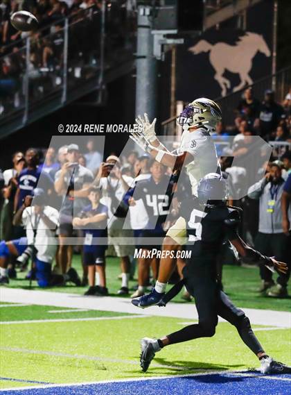 Thumbnail 2 in St. John Bosco vs Sierra Canyon photogallery.