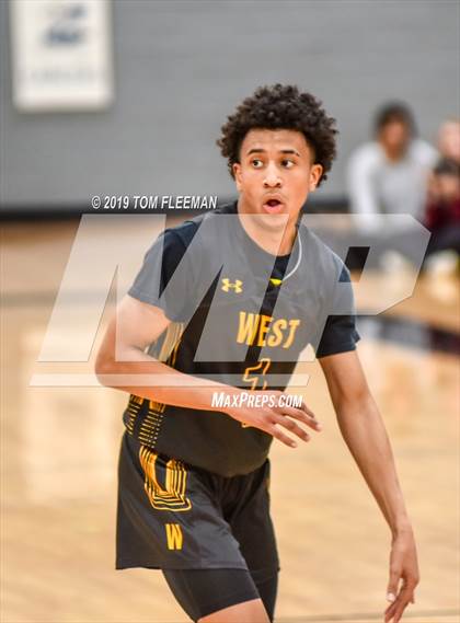 Thumbnail 2 in West vs East (Shawnee Mission East Tournament) photogallery.