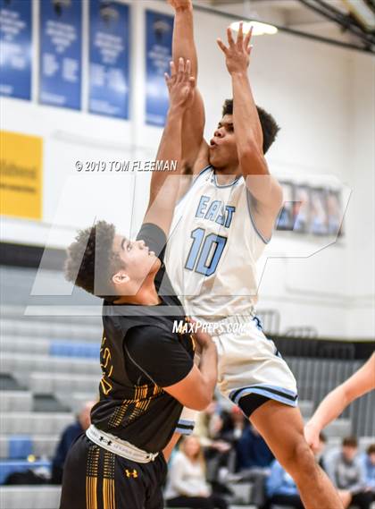 Thumbnail 3 in West vs East (Shawnee Mission East Tournament) photogallery.
