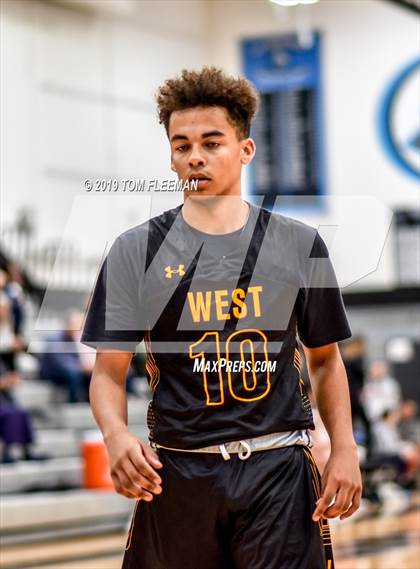 Thumbnail 3 in West vs East (Shawnee Mission East Tournament) photogallery.