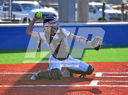 Thumbnail 1 in Bartlett vs North Zulch (UIL 1A Regional Semifinal Playoff) photogallery.