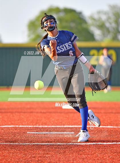 Thumbnail 1 in Bartlett vs North Zulch (UIL 1A Regional Semifinal Playoff) photogallery.