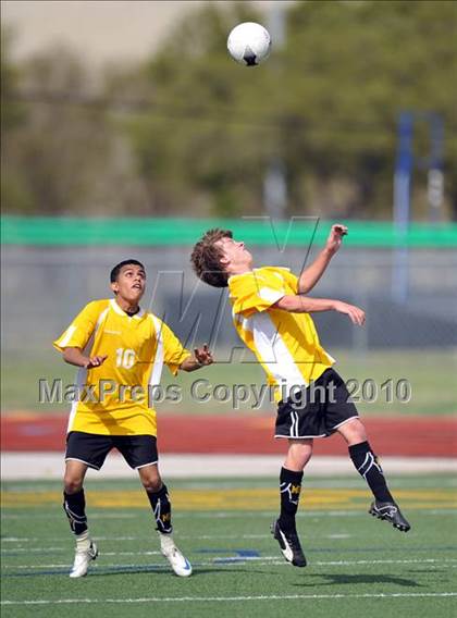 Thumbnail 2 in Kilgore vs Mt. Pleasant (Class 4A, Region II semifinal) photogallery.