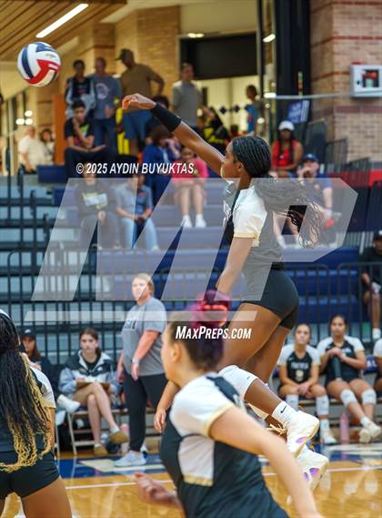 Thumbnail 3 in Lake Highlands vs. Plano East photogallery.