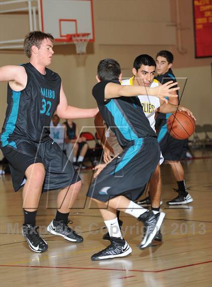 Thumbnail 2 in Godinez vs. Malibu (MaxPreps Holiday Classic) photogallery.