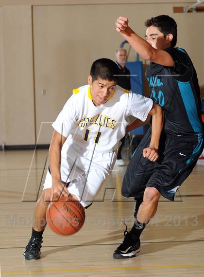 Thumbnail 2 in Godinez vs. Malibu (MaxPreps Holiday Classic) photogallery.