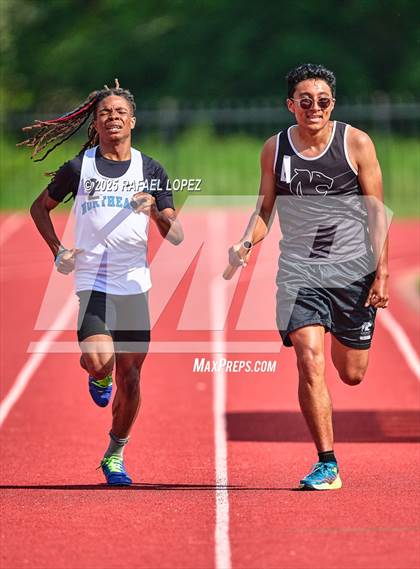 Thumbnail 1 in Northland Christian Relays (4x400M Mixed) photogallery.