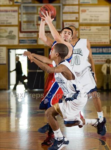 Thumbnail 3 in Clovis East vs East Bakersfield (Modesto Christian Classic)  photogallery.