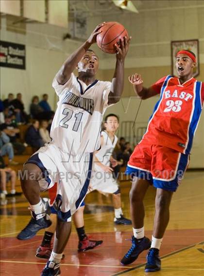 Thumbnail 2 in Clovis East vs East Bakersfield (Modesto Christian Classic)  photogallery.