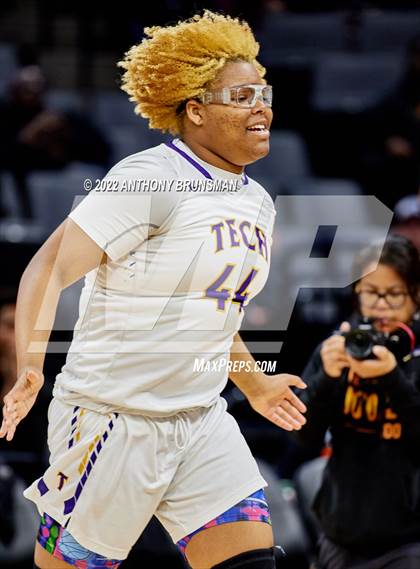 Thumbnail 1 in La Salle vs Oakland Tech (CIF State D3 Final) photogallery.
