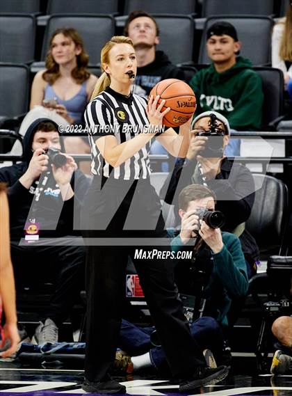 Thumbnail 3 in La Salle vs Oakland Tech (CIF State D3 Final) photogallery.