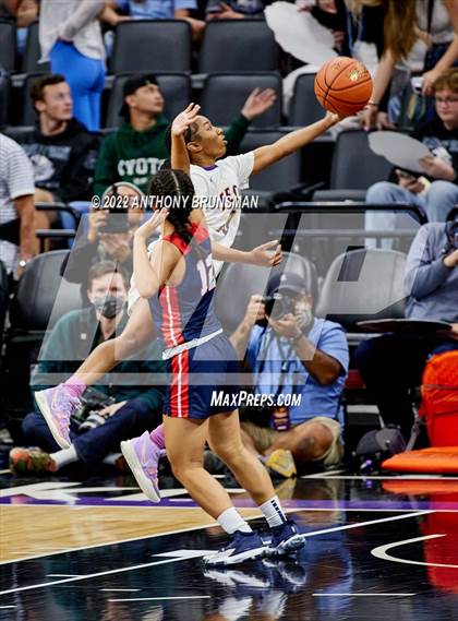 Thumbnail 2 in La Salle vs Oakland Tech (CIF State D3 Final) photogallery.
