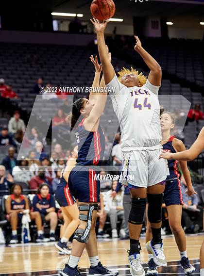 Thumbnail 3 in La Salle vs Oakland Tech (CIF State D3 Final) photogallery.