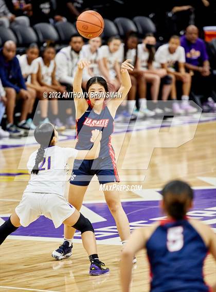 Thumbnail 3 in La Salle vs Oakland Tech (CIF State D3 Final) photogallery.