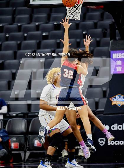 Thumbnail 3 in La Salle vs Oakland Tech (CIF State D3 Final) photogallery.