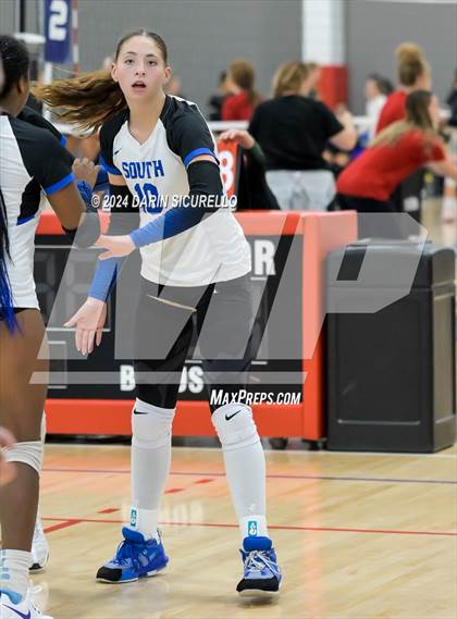 Thumbnail 2 in Omaha Westside vs. South Medford (Nike TOC Southwest) photogallery.