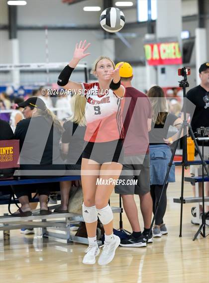 Thumbnail 3 in Omaha Westside vs. South Medford (Nike TOC Southwest) photogallery.