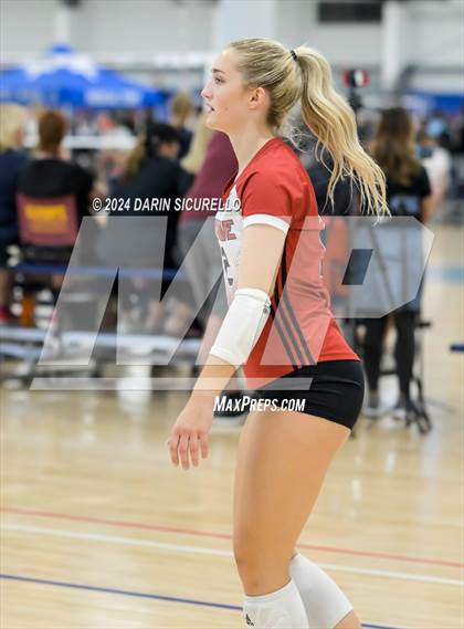 Thumbnail 3 in Omaha Westside vs. South Medford (Nike TOC Southwest) photogallery.
