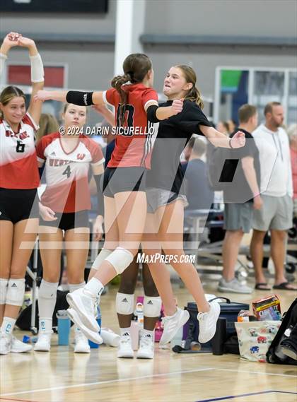 Thumbnail 3 in Omaha Westside vs. South Medford (Nike TOC Southwest) photogallery.