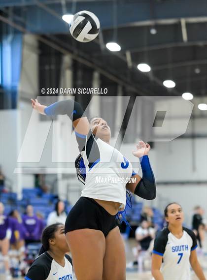 Thumbnail 1 in Omaha Westside vs. South Medford (Nike TOC Southwest) photogallery.