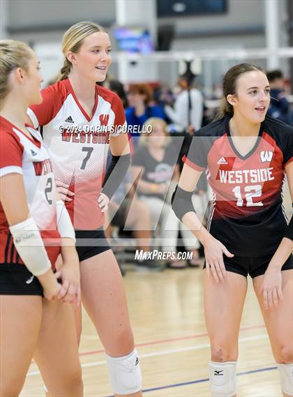 Thumbnail 2 in Omaha Westside vs. South Medford (Nike TOC Southwest) photogallery.
