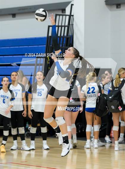Thumbnail 3 in Omaha Westside vs. South Medford (Nike TOC Southwest) photogallery.