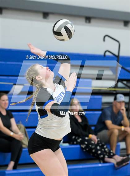 Thumbnail 2 in Omaha Westside vs. South Medford (Nike TOC Southwest) photogallery.