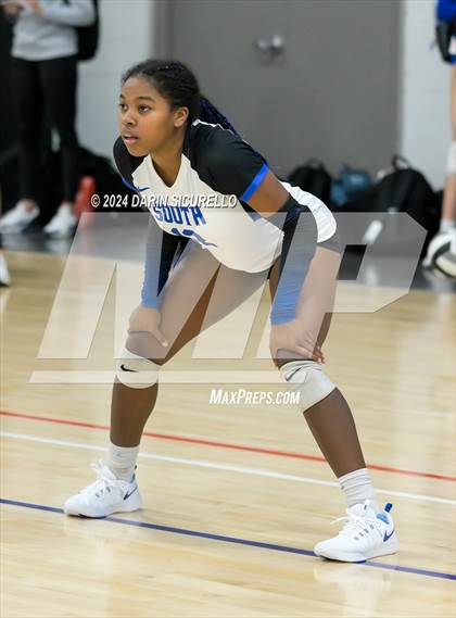 Thumbnail 2 in Omaha Westside vs. South Medford (Nike TOC Southwest) photogallery.