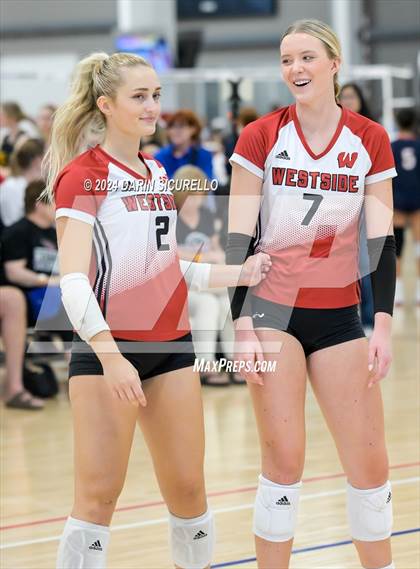 Thumbnail 2 in Omaha Westside vs. South Medford (Nike TOC Southwest) photogallery.
