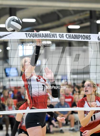 Thumbnail 3 in Omaha Westside vs. South Medford (Nike TOC Southwest) photogallery.