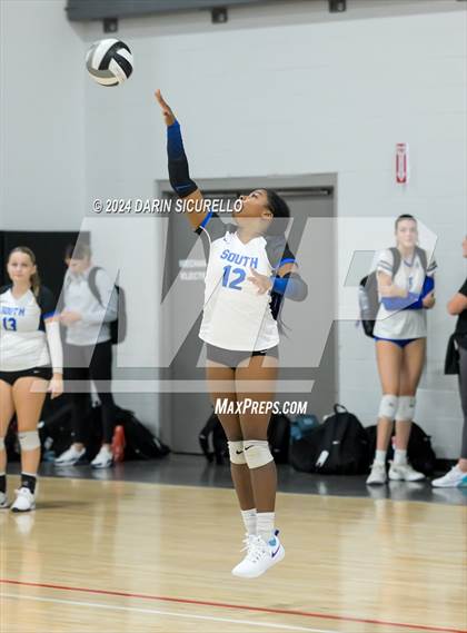 Thumbnail 2 in Omaha Westside vs. South Medford (Nike TOC Southwest) photogallery.