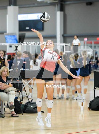 Thumbnail 2 in Omaha Westside vs. South Medford (Nike TOC Southwest) photogallery.