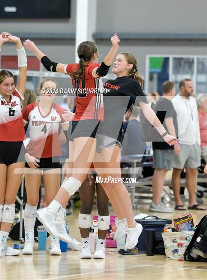 Thumbnail 1 in Omaha Westside vs. South Medford (Nike TOC Southwest) photogallery.