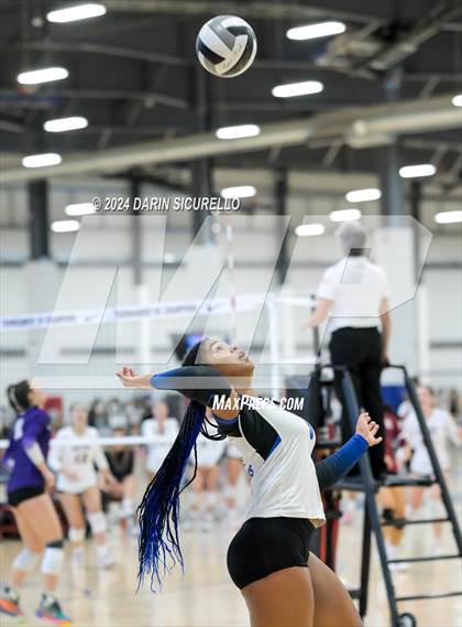 Thumbnail 1 in Omaha Westside vs. South Medford (Nike TOC Southwest) photogallery.