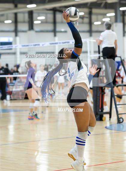 Thumbnail 2 in Omaha Westside vs. South Medford (Nike TOC Southwest) photogallery.