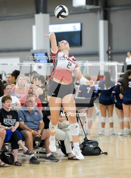 Thumbnail 3 in Omaha Westside vs. South Medford (Nike TOC Southwest) photogallery.