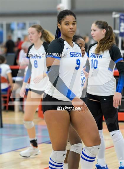 Thumbnail 3 in Omaha Westside vs. South Medford (Nike TOC Southwest) photogallery.