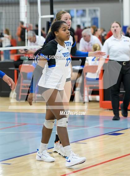 Thumbnail 2 in Omaha Westside vs. South Medford (Nike TOC Southwest) photogallery.