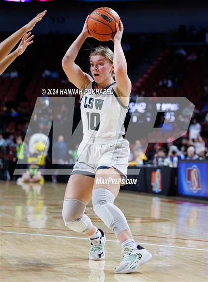Thumbnail 1 in Lincoln Southwest vs. Bellevue West (NSAA Class A Semifinal) photogallery.