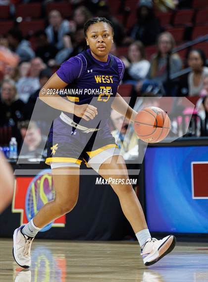 Thumbnail 1 in Lincoln Southwest vs. Bellevue West (NSAA Class A Semifinal) photogallery.