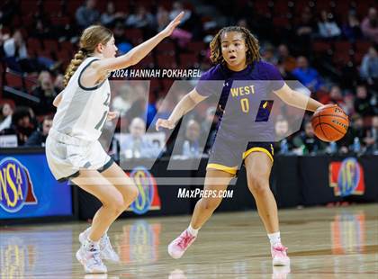 Thumbnail 1 in Lincoln Southwest vs. Bellevue West (NSAA Class A Semifinal) photogallery.