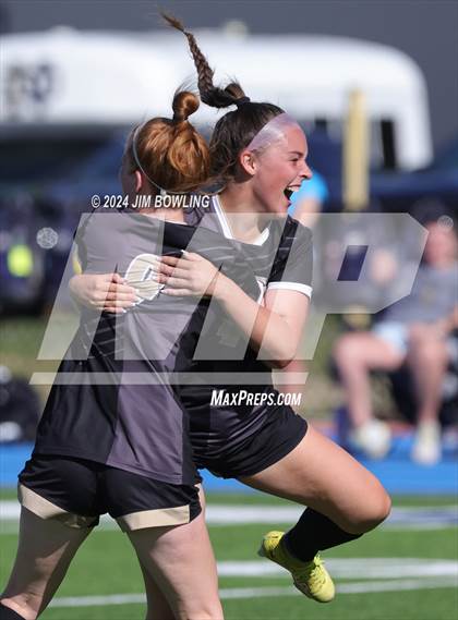 Thumbnail 1 in Sacred Heart-Griffin vs. Quincy Notre Dame (IHSA 1A Sectional Final) photogallery.