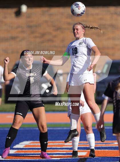 Thumbnail 2 in Sacred Heart-Griffin vs. Quincy Notre Dame (IHSA 1A Sectional Final) photogallery.