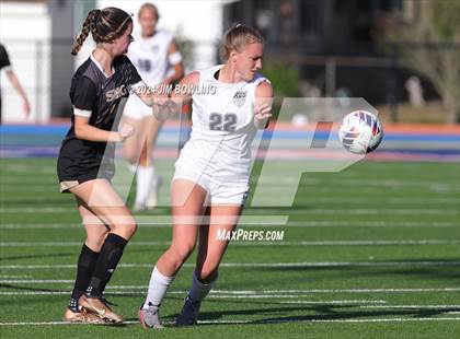 Thumbnail 1 in Sacred Heart-Griffin vs. Quincy Notre Dame (IHSA 1A Sectional Final) photogallery.