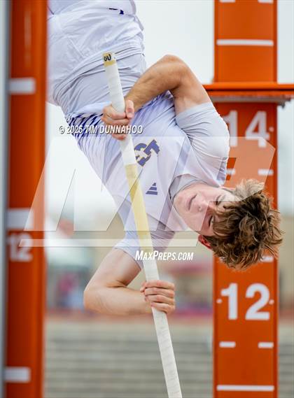 Thumbnail 3 in UIL 4A Boys Track & Field Finals photogallery.