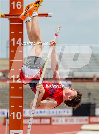 Thumbnail 3 in UIL 4A Boys Track & Field Finals photogallery.