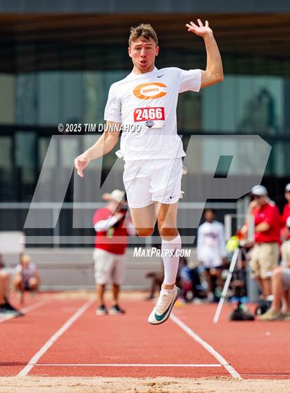 Thumbnail 1 in UIL 4A Boys Track & Field Finals photogallery.