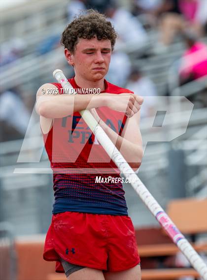 Thumbnail 3 in UIL 4A Boys Track & Field Finals photogallery.